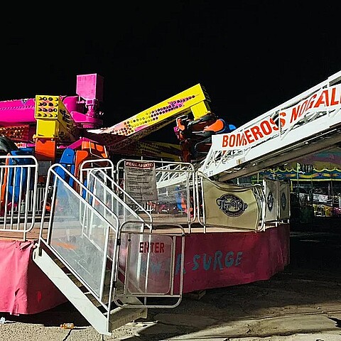 El juego mecánico se desplomó con varias personas encima 