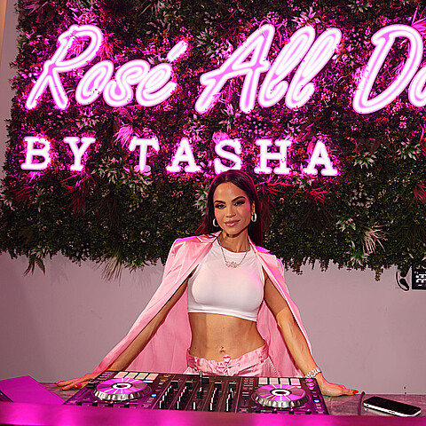 ¡Natti Natasha "tiró la casa por la ventana" en la fiesta de apertura de su restaurante en Miami Beach!