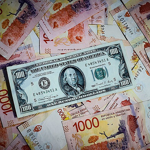 Billetes de 1 mil pesos argentinos debajo de 100 dólares