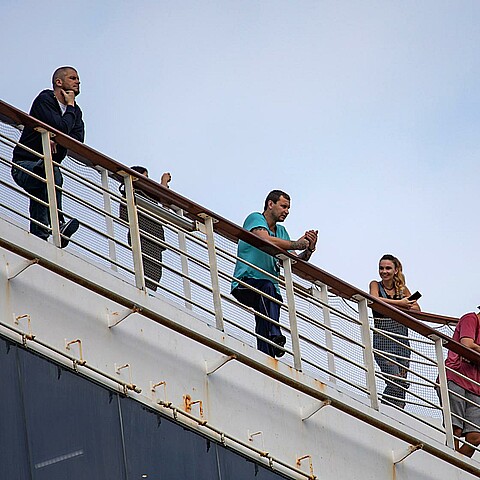 Los guardacostas de EEUU buscan a un hombre que cayó de un crucero frente a Florida