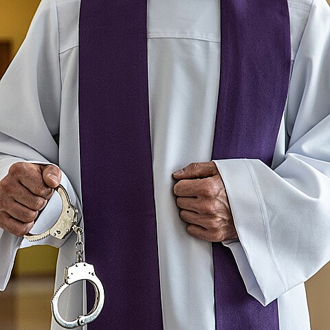 Detienen a cura de Bolivia tras denuncias de abusos sexuales