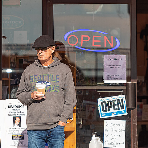 Un hombre sosteniendo un café