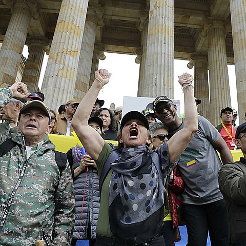 Miles de policías y militares retirados protestan contra Gustavo Petro 