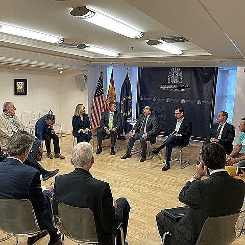 España otorga ciudadanía a 14 opositores nicaragüenses desterrados por la dictadura de Ortega