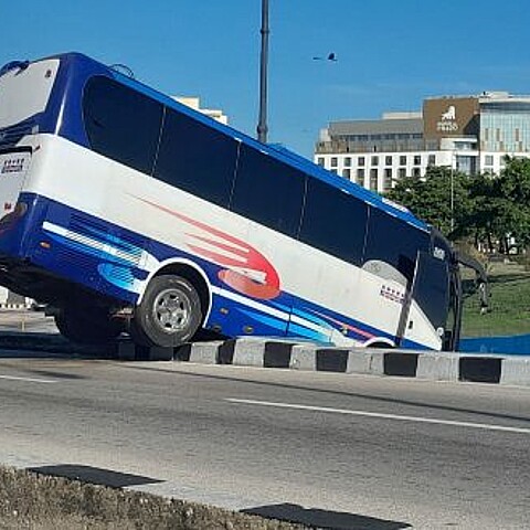 Ómnibus de Transtur en las cercanías del túnel de La Habana