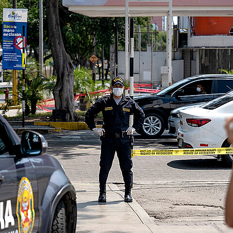 Oficial de Policía de Perú en escena de crimen