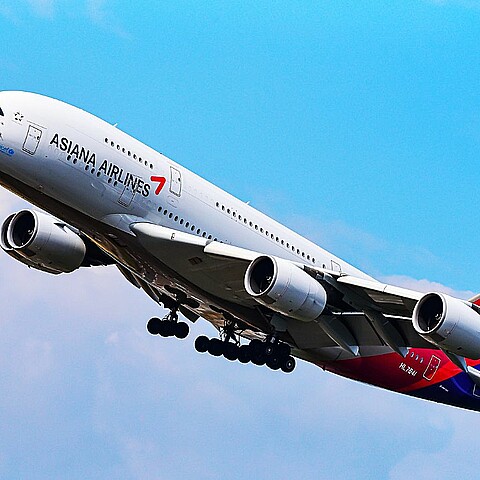 Pasajero causa pánico al abrir puerta de emergencia en pleno vuelo