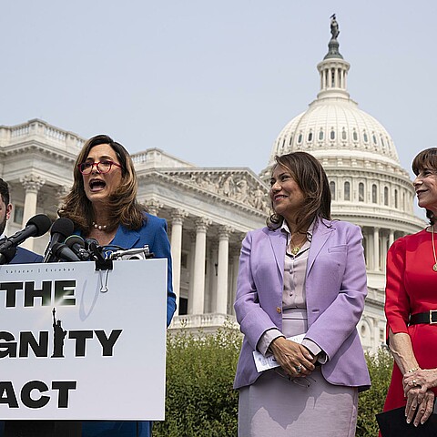 Legisladoras en EEUU presentan un proyecto bipartidista de reforma migratoria