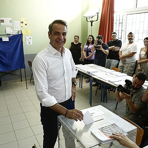 Gana la derecha griega