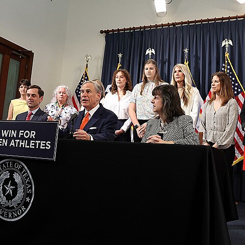 Texas prohíbe a hombres biológicos competir en deportes femeninos