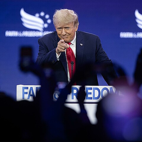 Aplazan audiencia a asistente de Trump