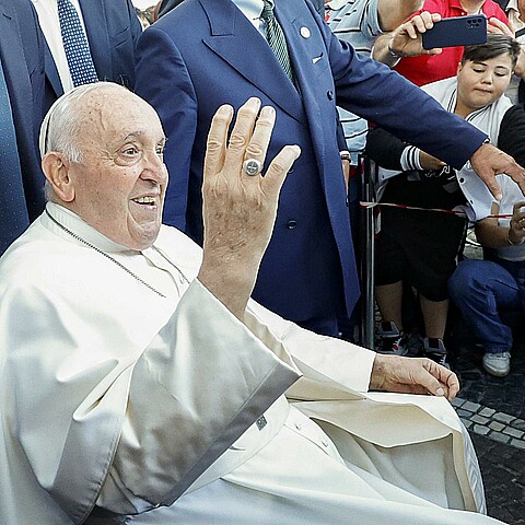 El Santo Padre salió sonriente del hospital romano donde estuvo 9 días 