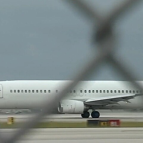 Protestan contra vuelos de deportaciones