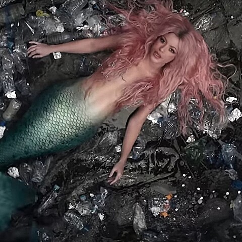 La cantante se convirtió en sirena en su nueva canción 