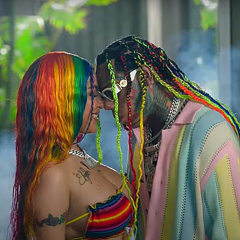 Los artistas se dejaron ver muy cómplices en su nuevo videoclip