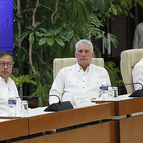 El presidente de Colombia Gustavo Petro (i), acompañado del jefe máximo de la guerrilla del ELN, Antonio García (d), y el cubano Miguel Díaz Canel (c)