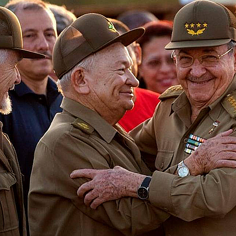 Gen. Guillermo García Frías junto a Raúl Castro y Ramiro Valdés 