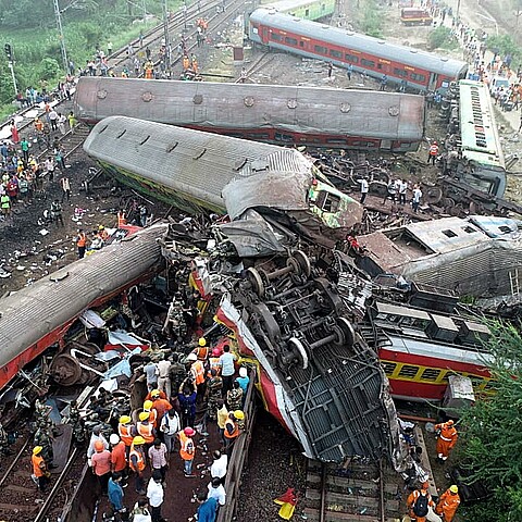 Sube a casi 300 el número de muertos en el trágico accidente ferroviario de la India