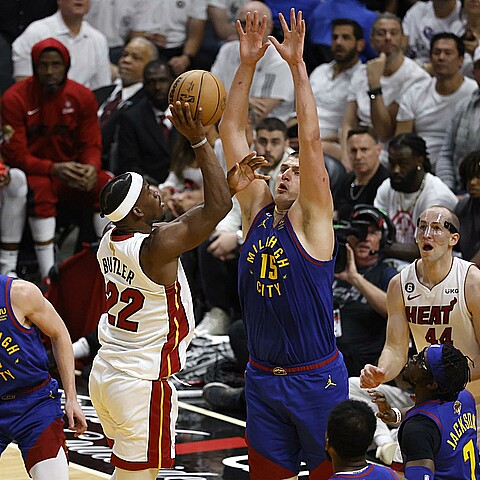 Los Nuggets destrozan a los Heat en el tercer juego