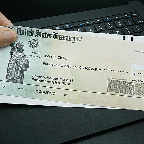 Cheque ilustrativo del Tesoro estadounidense para ilustrar el pago del American Rescue Plan Act de 2021 