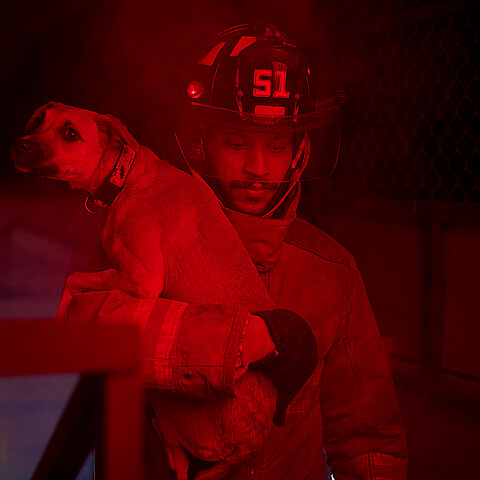 Hombre rescata perro de incendio