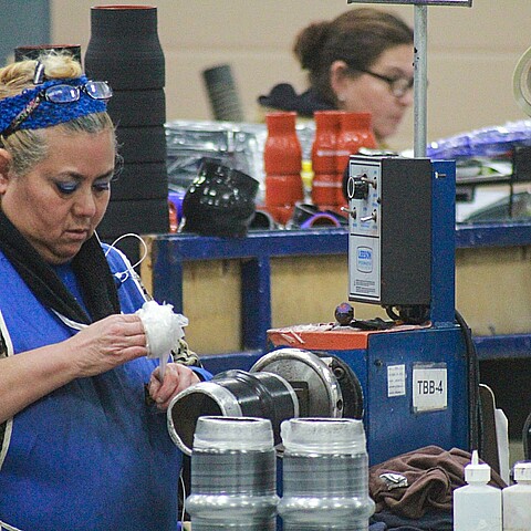 Mujeres trabajando en empresa de confección