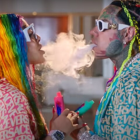 Los artistas continúan levantando rumores de una relación 