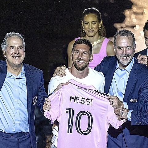 El futbolista argentino Lionel Messi durante su presentación oficial como nuevo refuerzo del club Inter Miami de la MLS, en el estadio DRV PNK, en Fort Lauderdale (Florida, EE.UU.)
