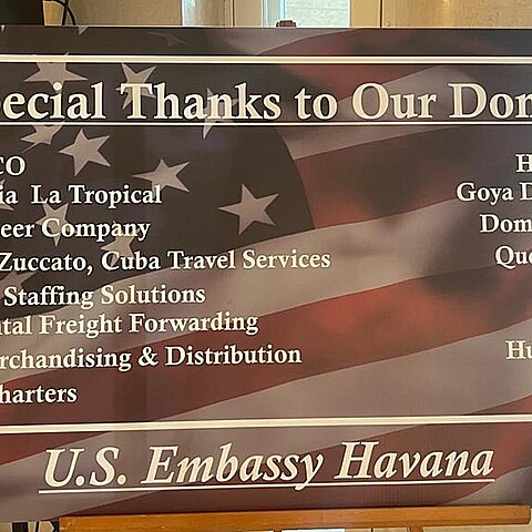 Donantes de la fiesta en la embajada de EE. UU. en La Habana