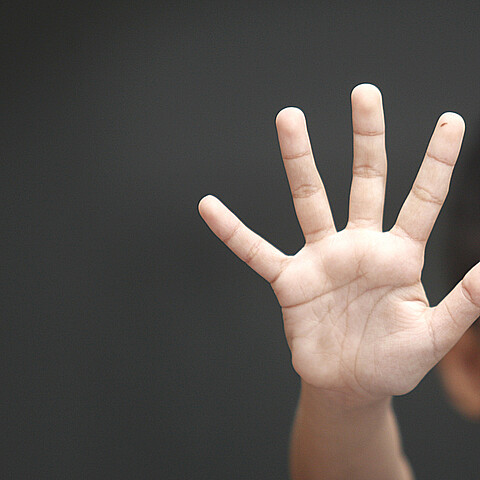 Niño mostrando el gesto de stop con su mano