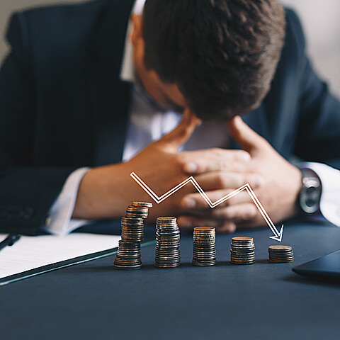 Hombre frustrado porque perdió dinero