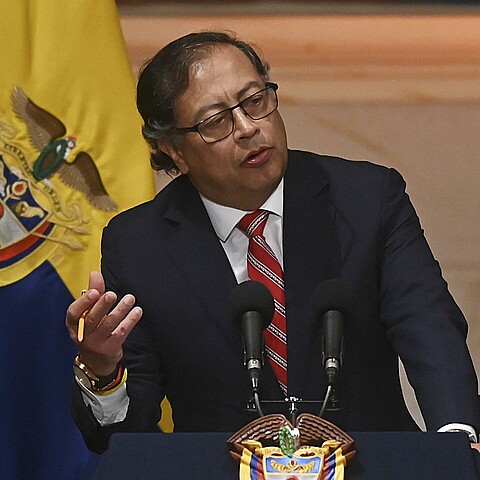 Petro lanza propuesta al congreso