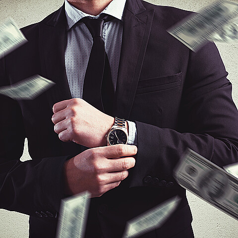 Hombre con traje y lloviendo dinero