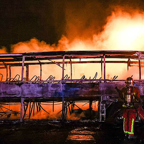 Bus quemado durante los disturbios en Francia