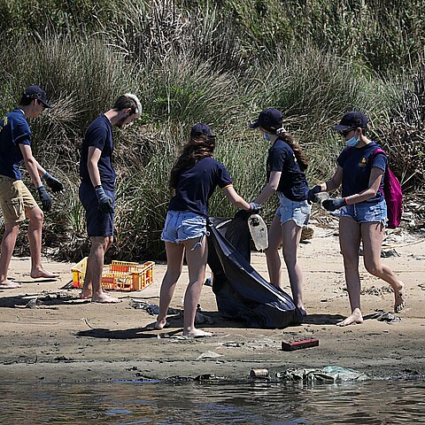 Estudiantes de distintas escuelas participan en una jornada de limpieza, en una playa de Montevideo (Uruguay)