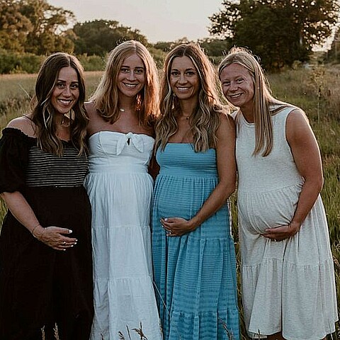 Las hermanas esperan a sus bebés al mismo tiempo 
