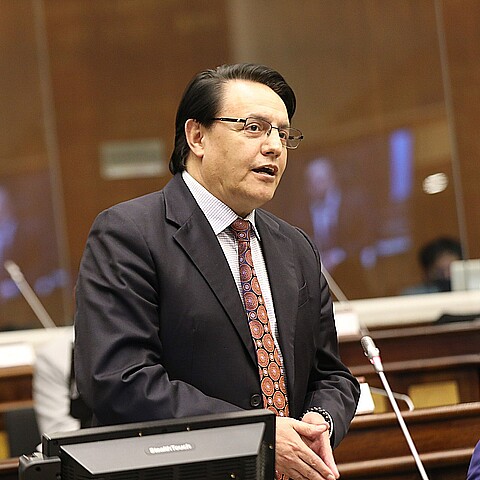 Fernando Villavicencio addressing the Ecuadorean National Assembly in 2022
