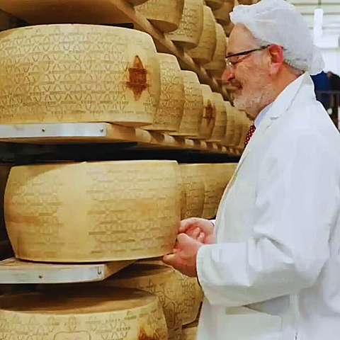 El hombre fue sepultado por miles de quesos 