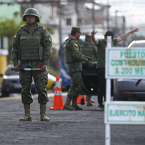 Militares de Ecuador en puesto de control