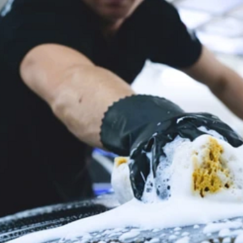 Hombre lavando carro