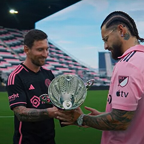 El futbolista argentino aparece en el nuevo video de Maluma