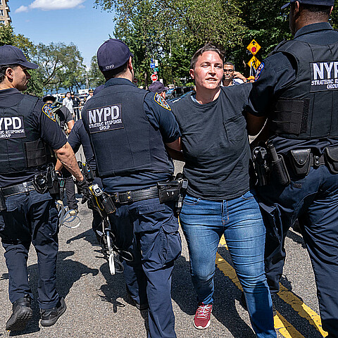 Manifestante arrestado en protestas contra el alcalde de Nueva York