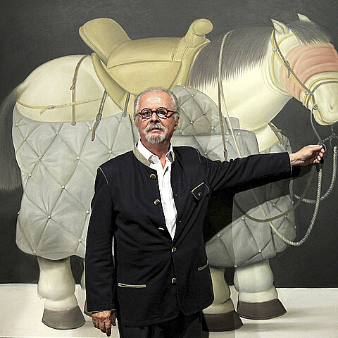 Fotografía de archivo tomada el 8 de octubre de 2012 que muestra al pintor y escultor colombiano Fernando Botero junto a su obra "Caballo de picador, 1992" en el Museo de Bellas Artes de Bilbao.
