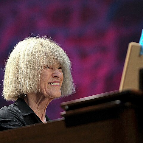 La organista Carla Bley durante su actuación junto al quinteto de Steve Swallow. Imagen de archivo. 