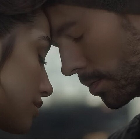 La canción es una bachata romántica junto a María Becerra 