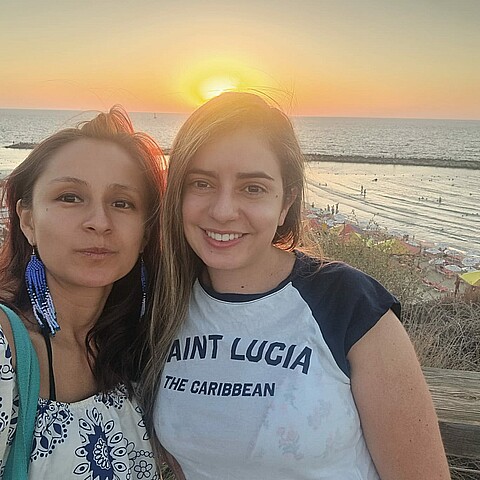 Foto de Laura Correa (d) y Sara Arciniegas (i), latinas que viven en Israel