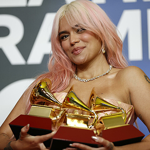 La cantante colombiana Karol G posa con los tres premios conseguidos,en los Latin Grammy