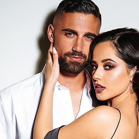 La cantante urbana se dejó ver muy feliz con si exprometido 