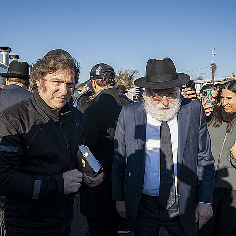 Javier Milei (i), visita tumbas de rabinos hoy en el cementerio judío de Montefiore en Springfield Gardens en Queens, Nueva York (EEUU)