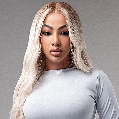 La artista dominicana compartió detalles de su línea de ropa 